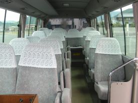 マイクロバス内部